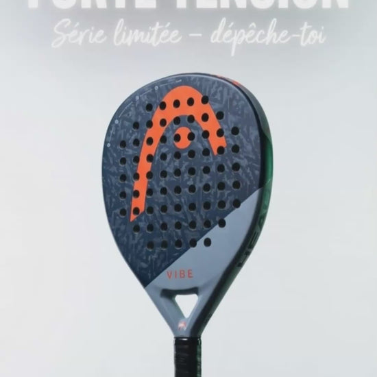 Vidéo présentant une raquette de padel noire, montrée de face, pour illustrer un produit disponible à l’achat.