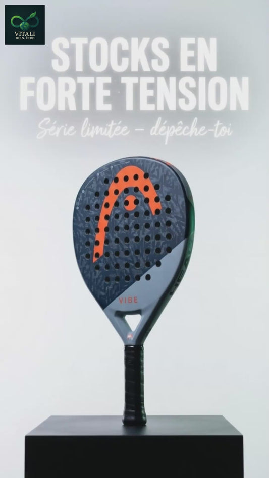 Vidéo présentant une raquette de padel noire, montrée de face, pour illustrer un produit disponible à l’achat.