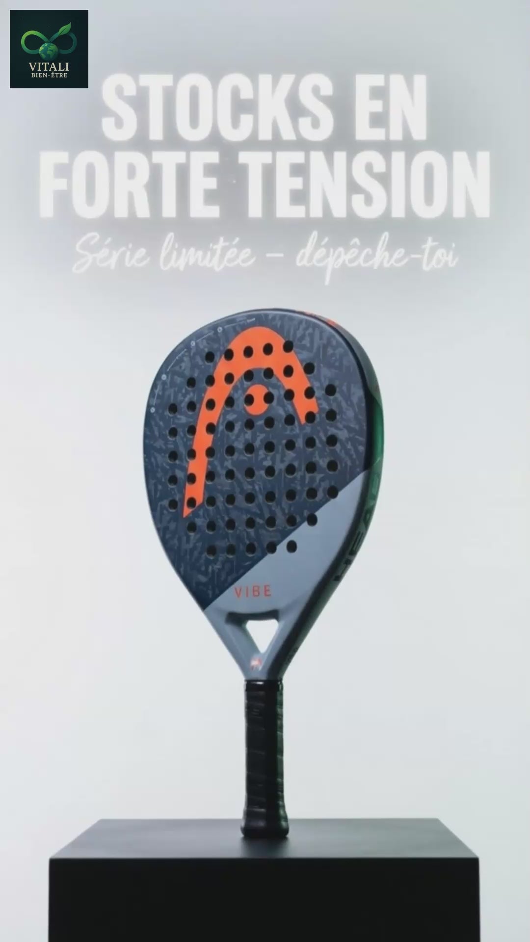 Vidéo présentant une raquette de padel noire, montrée de face, pour illustrer un produit disponible à l’achat.